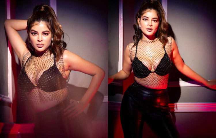 সম্প্রতি এই অভিনেত্রীর শেয়ার করা কালো বিকিনি পরা ছবি বেশ সাড়া ফেলেছে নেট দুনিয়ায়। এই তীব্র তাপপ্রবাহের মধ্যে তার ছবি যেন আরও উষ্ণতা বাড়াচ্ছে। ছবি: ফেসবুক থেকে