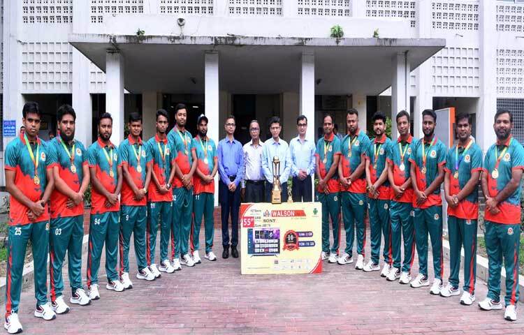 আজ সচিবালয়ে মন্ত্রিপরিষদ সচিব মো. মাহবুব হোসেনের সঙ্গে ফটোসেশনে অংশ নেন সচিবালয়ে আন্তঃমন্ত্রণালয়/বিভাগ ক্রিকেট টুর্নামেন্টের চ্যাম্পিয়ন মন্ত্রিপরিষদ বিভাগের খেলোয়াড়েরা। ছবি: পিআইডি