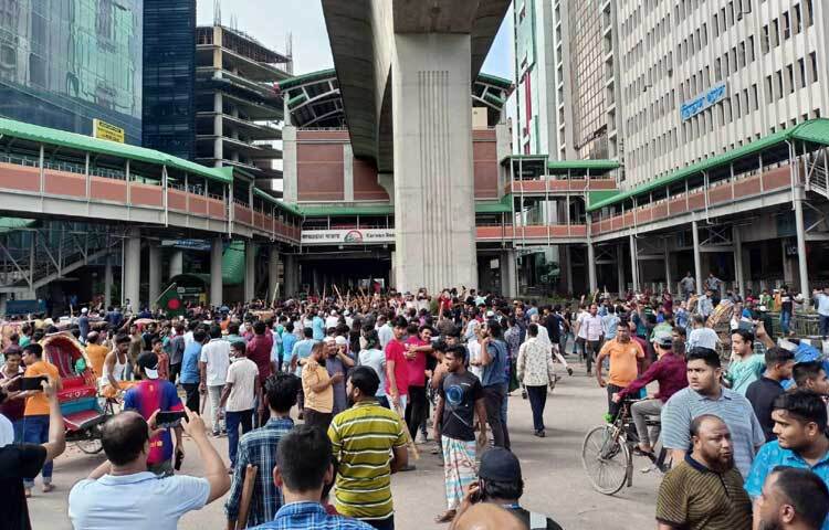 আজ বেলা ১১টার পর থেকে ঢাকার পথে ঢল নামে মানুষের। কারফিউ উপেক্ষা বিভিন্ন স্থান থেকে আসতে শুরু করেন তারা। এক পর্যায়ে শাহবাগ, কেন্দ্রীয় শহীদ মিনারসহ গুরুত্বপূর্ণ পয়েন্ট লোকে লোকারণ্য হয়ে উঠে। ছবি: মাহবুব আলম