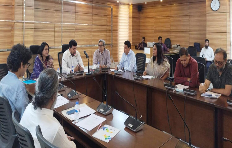 ঢাকায় তথ্য ভবনে ২০২৪-২০২৫ অর্থবছরের সরকারি অনুদানপ্রাপ্ত চলচ্চিত্রের নির্মাতা ও ইন্ডাস্ট্রিয়াল এক্সপার্টদের সমন্বয়ে অনুদানের চলচ্চিত্র নির্মাণে গাইডলাইন প্রদানের লক্ষ্যে অনুষ্ঠিত ল্যাবে প্রধান অতিথির বক্তৃতা করেন তথ্য ও সম্প্রচার উপদেষ্টা মো. মাহফুজ আলম। এসময় মন্ত্রণালয়ের সচিব মাহবুবা ফারজানা উপস্থিত ছিলেন। ছবি: পিআইডি