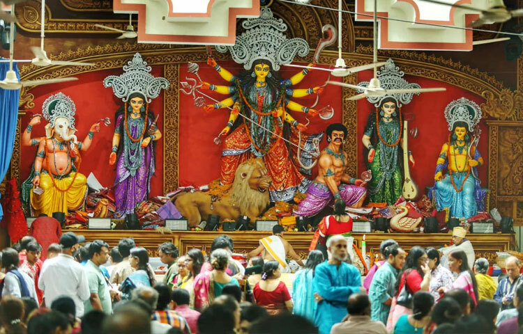 পূজামণ্ডপ সাজানো, প্রতিমা আলোকিত, আর ভক্তরা তাদের প্রার্থনা ও পূজার মাধ্যমে দেবীর প্রতি নিজেদের শ্রদ্ধা ও ভালোবাসা প্রকাশ করছেন।