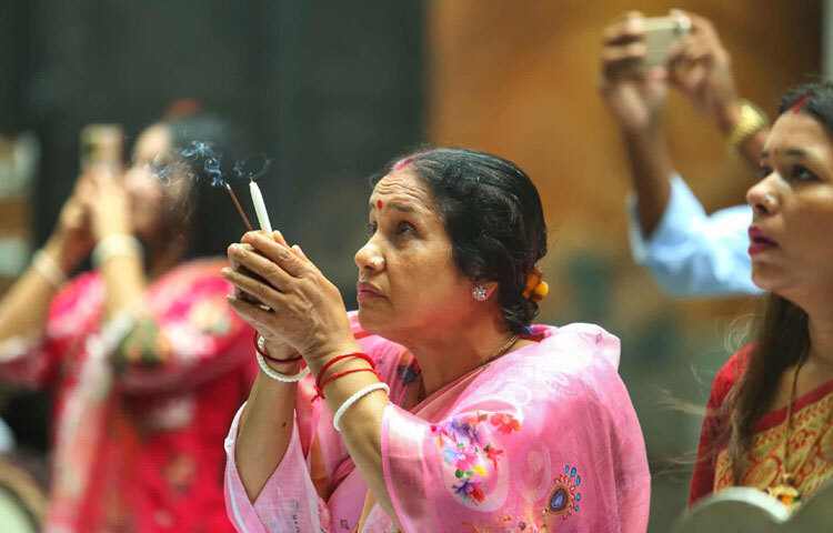 মন্দির প্রাঙ্গণ আবর্তিত হয়ে ওঠে পূর্ণ আধ্যাত্মিকতায়, আর শঙ্খধ্বনি ও ঘণ্টাধ্বনিতে ভরে ওঠে চারপাশ।