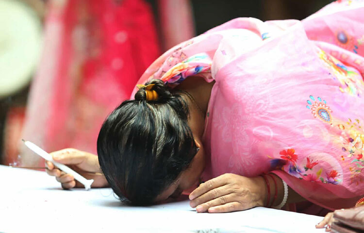 ঢাকার সিদ্ধেশ্বরী কালিমন্দিরে সকাল থেকেই ভক্তদের উপস্থিতি লক্ষ্য করা যায়। প্রতিটি আগন্তুক তার পরিবারের জন্য সুস্থতা, শান্তি ও সমৃদ্ধি কামনা করে মন্দিরে ঢোকে।