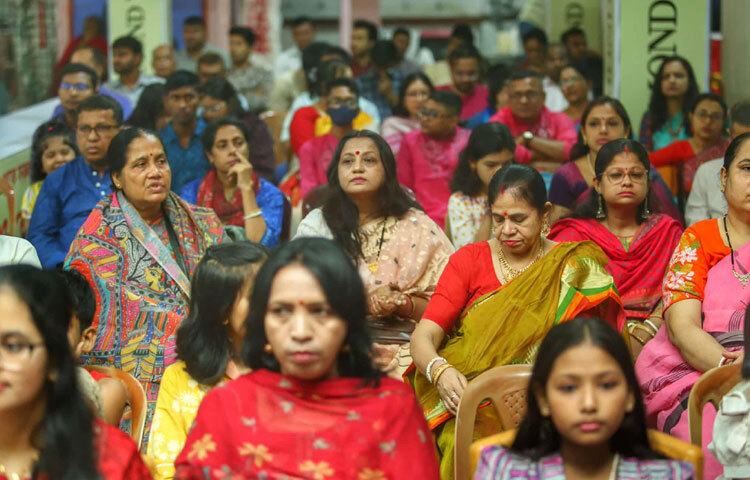 শারদীয় দুর্গাপূজা অর্থাৎ দেবীর আগমনের সঙ্গে মিল রেখে এই বিদায়ের অনুষ্ঠানও একটি বিশেষ আয়োজন হিসেবে ধরা হয়।