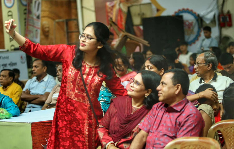 ভক্তরা অন্তরে একটু দুঃখ অনুভব করলেও, তাদের মধ্যে আনন্দ থাকে, কারণ তারা জানেন দেবী শীঘ্রই ফিরে আসবেন।