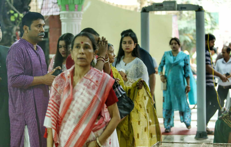 সিদ্ধেশ্বরী কালিমন্দিরের প্রাঙ্গণ আজ ভক্তদের সান্নিধ্যে প্রাণবন্ত হয়ে উঠেছে।