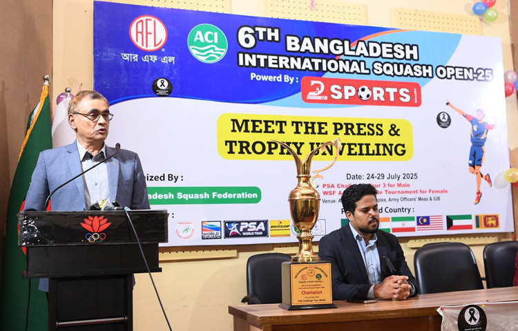 ঢাকায় বাংলাদেশ অলিম্পিক অ্যাসোসিয়েশনের অডিটোরিয়ামে ষষ্ঠ বাংলাদেশ আন্তর্জাতিক স্কোয়াশ ওপেন ২০২৫ এর ট্রফি উন্মোচন অনুষ্ঠানে প্রধান অতিথির বক্তৃতা করেন যুব ও ক্রীড়া সচিব মো. মাহবুব-উল-আলম। ছবি: পিআইডি