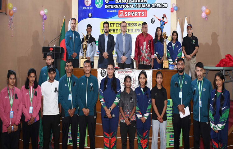 ঢাকায় বাংলাদেশ অলিম্পিক অ্যাসোসিয়েশনের অডিটোরিয়ামে ষষ্ঠ বাংলাদেশ আন্তর্জাতিক স্কোয়াশ ওপেন ২০২৫ এর ট্রফি উন্মোচন অনুষ্ঠানে খেলোয়ারদের সাথে ফটোসেশনে অংশ নেন যুব ও ক্রীড়া সচিব মো. মাহবুব-উল-আলম। ছবি: পিআইডি