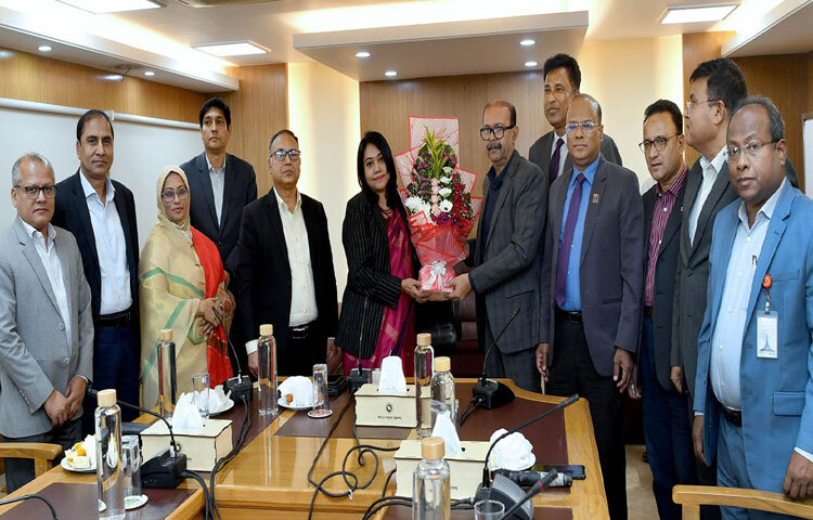 তথ্য ও সম্প্রচার মন্ত্রণালয়ের পক্ষ থেকে সচিব মাহবুবা ফারজানা মন্ত্রণালয়ের সভাকক্ষে অবসরজনিত কারণে তথ্য অধিদফতরের বিদায়ি প্রধান তথ্য অফিসার মো. নিজামূল কবীরকে ফুল দিয়ে শুভেচ্ছা জানান। ছবি: পিআইডি