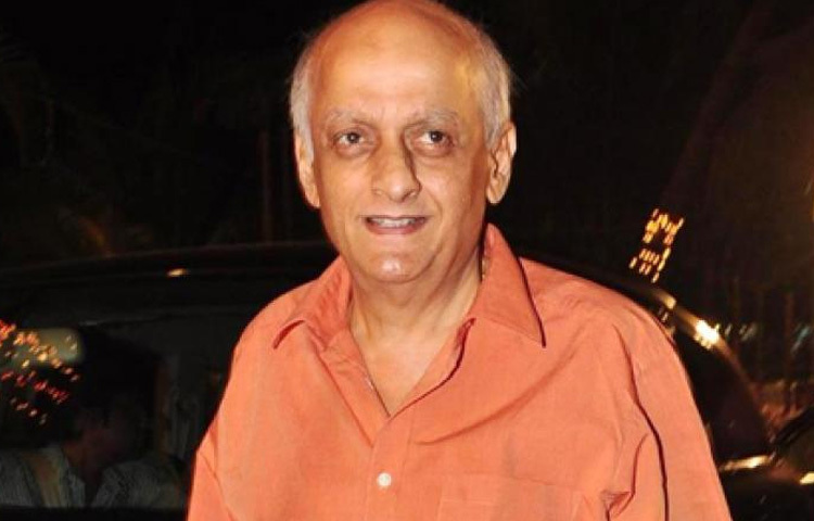 ১৯৫২ সালে এই দিনে ভারতের মুম্বাই শহরের একটি চলচ্চিত্রসংশ্লিষ্ট পরিবারে তার জন্ম। মুকেশ ভাটের বাবা নানাভাই ভাট ছিলেন একজন খ্যাতিমান চলচ্চিত্র নির্মাতা। শৈশব থেকেই সিনেমার পরিবেশে বেড়ে ওঠায় সিনেমার ভাষা ও গন্ধ তিনি হৃদয়ে ধারণ করেন।