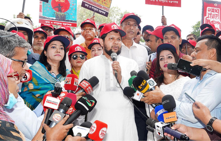 ঢাকায় জুলাই গণ-অভ্যুত্থানের বর্ষপূর্তি উদ্যাপন উপলক্ষ্যে জুলাই পুনর্জাগরণ অনুষ্ঠানমালার অংশ হিসেবে মন্ত্রণালয় আয়োজিত র‍্যালি শেষে সাংবাদিকদের ব্রিফ করেন তথ্য ও সম্প্রচার উপদেষ্টা মো. মাহফুজ আলম। ছবি: পিআইডি