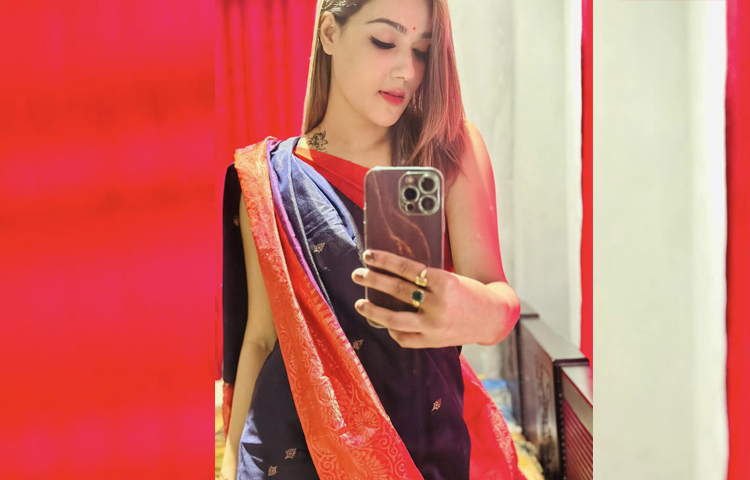 সামাজিক যোগাযোগ মাধ্যমের বিভিন্ন পোস্ট দেখলেই বোঝা যায় বেশ খোশমেজাজে আছেন নায়িকা। ছবি: ফেসবুক