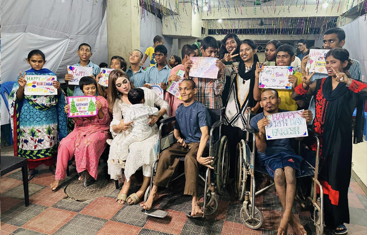 ছেলের জন্মদিন উদযাপনের ছবি সামাজিক যোগাযোগ মাধ্যমে শেয়ার করেছেন তিনি। ক্যাপশনে জুড়ে দিয়েছেন ভালোবাসার ইমুজি। ছবি: ফেসবুক