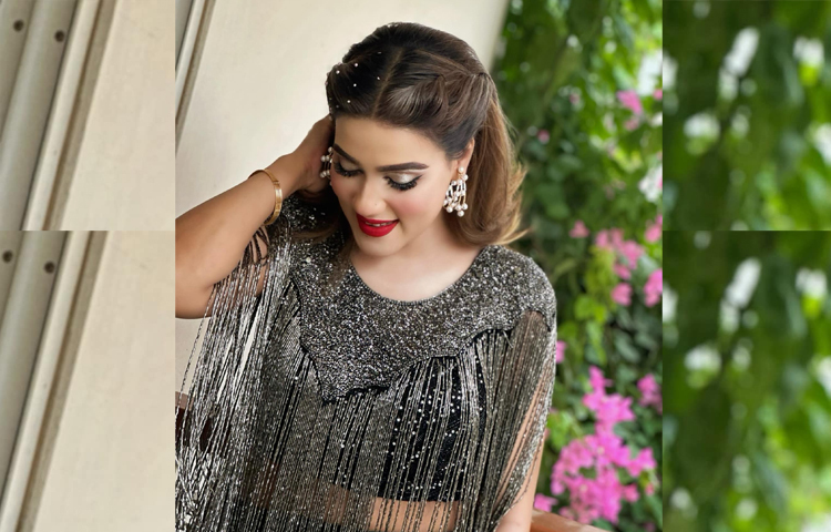 মাহির নতুন রূপে ফিরে আসাটা সব সময়ই ভিন্ন রকমের আনন্দ দিচ্ছে তার ভক্ত-অনুরাগীদের। তাকে নিয়ে অনেক কথা হলেও পর্দায় উপস্থিতি আর সময়ের সঙ্গে ট্রেন্ড মেনে নিজেকে ফ্যাশনেবলভাবে উপস্থাপন করার জন্য মাহি সব সময় প্রশংসার দাবিদার। ছবি: ফেসবুক