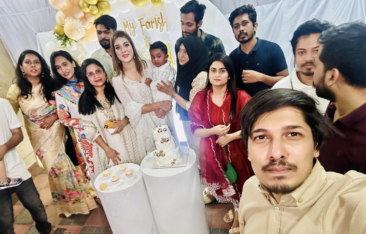 বিশেষ এই দিনটি পরিবারের লোকজনকে নিয়েই উদযাপন করেছেন অভিনেত্রী। এমনকি কেক কাটার পাশাপাশি করেছিলেন বিশেষ আয়োজনও। ছবি: ফেসবুক