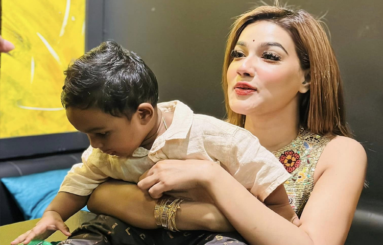 বিচ্ছেদের ঘোষণার পর থেকে সন্তানকে নিয়ে একা থাকছেন মাহি। তবে বেশ ভালোই কাটছে তার দিন। ছবি: মাহির ফেসবুক থেকে