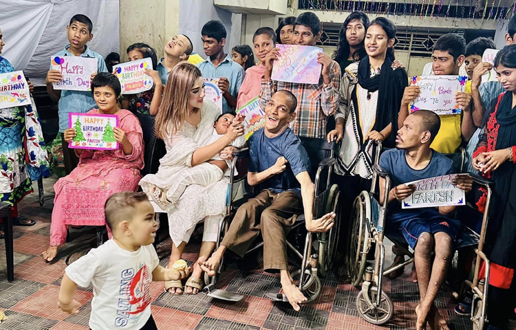 অভিনেত্রীর শেয়ার করা ছবিতে দেখা যায় ছেলেকে নিয়ে কেক কাটছেন তিনি। একই সঙ্গে বিশেষ চাহিদা সম্পন্ন শিশুদের সঙ্গে আনন্দের সময় কাটাতে দেখা যায় তাদের। ছবি: ফেসবুক