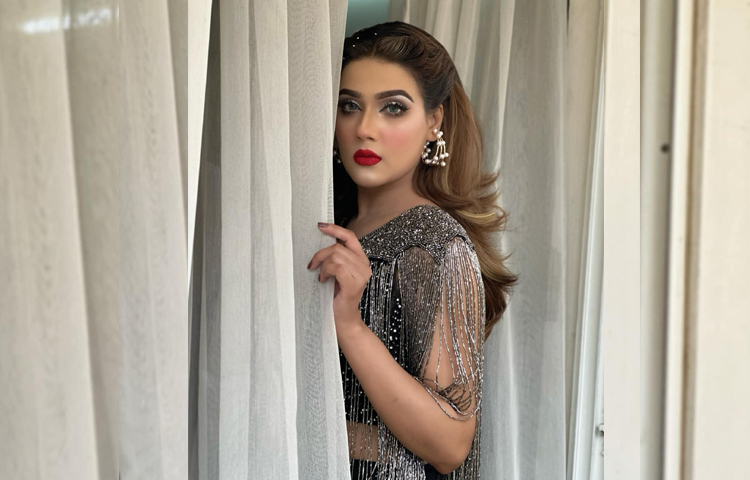 সদ্য প্রকাশ পাওয়া ছবিগুলোতে দেখা যাচ্ছে, লেয়ার কাট হেয়ারস্টাইল আর ব্লন্ড কালারের মিশেলে মাহিকে বেশ সুন্দর লাগছে। একই সঙ্গে ঝলমলে পোশাকে যেন তার আত্মবিশ্বাস আরও দ্বিগুণ হয়ে ধরা দিয়েছে। ছবি: ফেসবুক