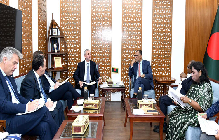 বাণিজ্য উপদেষ্টা শেখ বশিরউদ্দীনের সঙ্গে ঢাকায় মন্ত্রণালয়ের অফিসকক্ষে সাক্ষাৎ করেন বাংলাদেশে নিযুক্ত ইউরোপীয় ইউনিয়নের রাষ্ট্রদূত মাইকেল মিলার। ছবি: পিআইডি