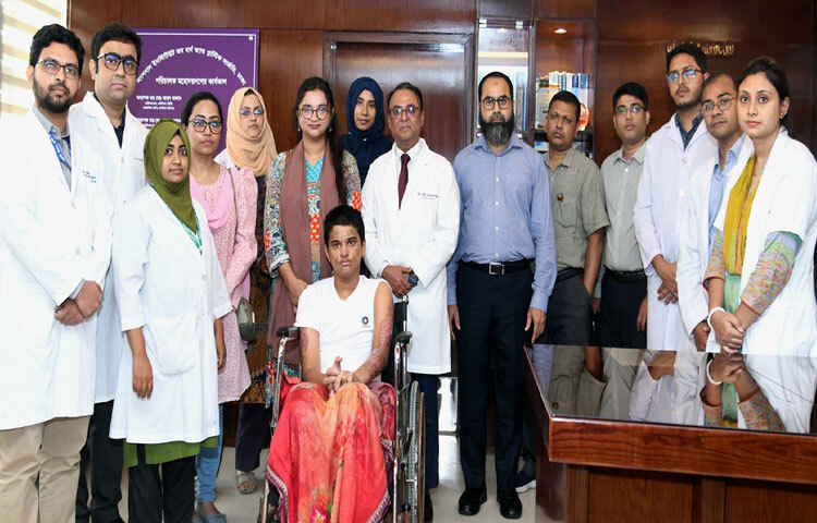 মাইলস্টোন দুর্ঘটনায় ৪৫ ভাগের বেশি বার্ন নিয়ে ভর্তি হওয়া রোগী রোহান সুস্থ হয়ে বাসায় যাওয়ার আগে ঢাকার জাতীয় বার্ন ও প্লাস্টিক সার্জারি ইনস্টিটিউটের পরিচালক ডা. মোহাম্মদ নাসির উদ্দীন তার সঙ্গে সাক্ষাৎ করেন। ছবি: পিআইডি