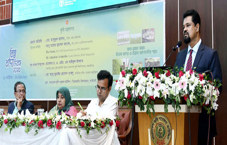 ঢাকায় খামারবাড়িতে বাংলাদেশ কৃষি গবেষণা কাউন্সিল মিলনায়তনে বিশ্ব খাদ্য দিবস ২০২৫ উপলক্ষ্যে আয়োজিত অনুষ্ঠানে প্রধান অতিথির বক্তৃতা করেন খাদ্য মন্ত্রণালয়ের সচিব মো. মাসুদুল হাসান। ছবি: পিআইডি