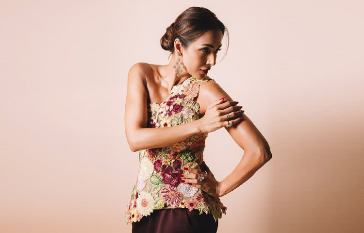 মালাইকা ত্বকে প্রথমেই হালকা ফেইস অয়েল ব্যবহার করেন। তেলের মাধ্যমে ত্বক পায় প্রাকৃতিক আর্দ্রতা। এরপর জেড রোলার দিয়ে হালকা ম্যাসাজ করে তিনি রক্তসঞ্চালন বাড়ান। এতে ত্বক যেমন প্রাণবন্ত হয়, তেমনি ফেইস অয়েলও ত্বকে গভীরভাবে ঢুকে পড়ে।