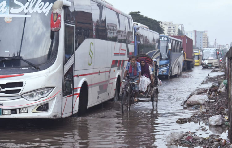 বৃষ্টির সময় মালিবাগ বিশ্বরোডের জলাবদ্ধতা শুধু চলাচলে বিঘ্ন ঘটায় না, বরং এটি জনস্বাস্থ্য ও নগর পরিকল্পনার অদক্ষতার এক প্রকট উদাহরণ।