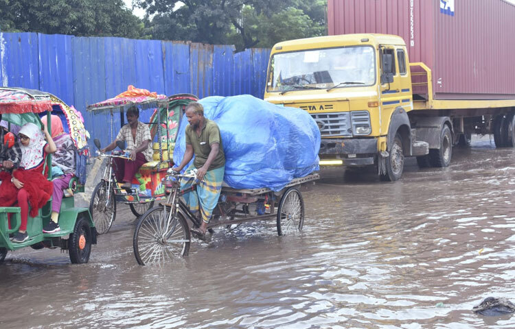 গাড়ি চালকদের দুর্ভোগও কম নয়। অল্প বৃষ্টিতেই রাস্তায় পানি জমে গেলে দেখা দেয় তীব্র যানজট। গাড়ির ইঞ্জিন বন্ধ হয়ে যায় মাঝরাস্তায়, রিকশা উল্টে পড়ে গর্তে, বাস আটকে পড়ে পানির স্রোতে। ফলে এক জায়গায় থেমে থাকে সারি সারি যানবাহন। আর এই যানজটে আটকা পড়ে ঘণ্টার পর ঘণ্টা সময় নষ্ট হয় সাধারণ মানুষের।
