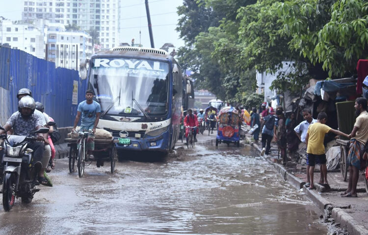 স্থানীয়দের অভিযোগ, দীর্ঘদিন ধরেই এমন সমস্যা চলছে, কিন্তু কার্যকর কোনো পদক্ষেপ নেওয়া হচ্ছে না।
