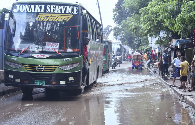 নিয়মিত রক্ষণাবেক্ষণ, কার্যকর ড্রেনেজ সিস্টেম ও পরিকল্পিত অবকাঠামো না হলে এই দুর্ভোগ থেকে মুক্তি মিলবে না-এ কথা এখন এলাকার প্রতিটি মানুষের মুখে মুখে।