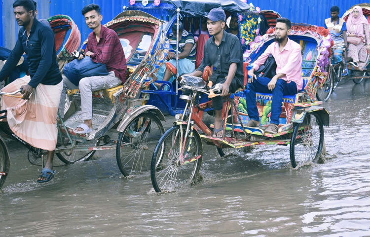 বৃষ্টি নামলেই যেন রাজধানীর এই গুরুত্বপূর্ণ পথচিত্র এক ভয়াবহ বাস্তবতার প্রতিচ্ছবি-যেখানে শহরের গতি থেমে যায় কয়েক ইঞ্চি পানির নিচে।