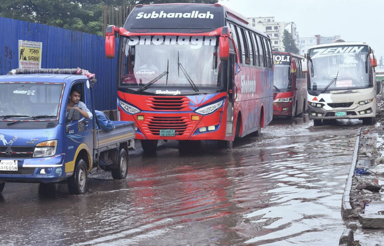 ড্রেনেজ ব্যবস্থা অপর্যাপ্ত ও অকার্যকর হওয়ায় বৃষ্টির পানি নিষ্কাশন হতে পারে না সময়মতো। এর সঙ্গে যুক্ত হয়েছে ভাঙা রাস্তা ও অব্যবস্থাপনার চিত্র। বৃষ্টি নামলেই রাস্তায় কোথায় গর্ত, কোথায় ড্রেনের ঢাকনা নেই-তা বোঝা যায় না। এতে দুর্ঘটনার ঝুঁকি আরও বেড়ে যায়।