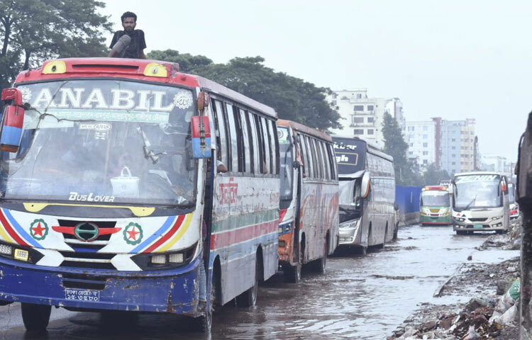 খিলগাঁও-মালিবাগ এলাকার রাস্তাগুলোতে বৃষ্টির পানি জমে থাকায় হাঁটা প্রায় অসম্ভব হয়ে পড়ে। ফুটপাত তো বটেই, রাস্তাতেও হাঁটুসমান পানি জমে যায়। ফলে অফিসগামী মানুষদের অনেককেই জুতো হাতে নিয়ে বা প্যান্ট গুটিয়ে হাঁটতে দেখা যায়। কেউ কেউ আবার বিকল্প পথ ধরে গন্তব্যে পৌঁছানোর চেষ্টা করেন।