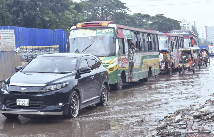 বিশেষজ্ঞরা বলছেন, পরিকল্পনাহীন নগরায়ন, ড্রেনের মুখ বন্ধ করে নির্মাণকাজ এবং জলাধার ভরাটের কারণে এ অবস্থা তৈরি হয়েছে।