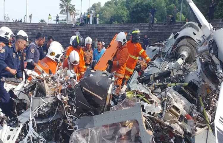 মালয়েশিয়ায় নৌবাহিনীর দুটি হেলিকপ্টার বিধ্বস্ত হয়ে ১০ জন নিহত হয়েছে। রয়্যাল মালয়েশিয়ান নেভির একটি অনুষ্ঠানের মহড়ার সময় মাঝ-আকাশে দুই হেলিকপ্টারের মধ্যে সংঘর্ষের ঘটনা ঘটেছে। ছবি: সংগৃহীত