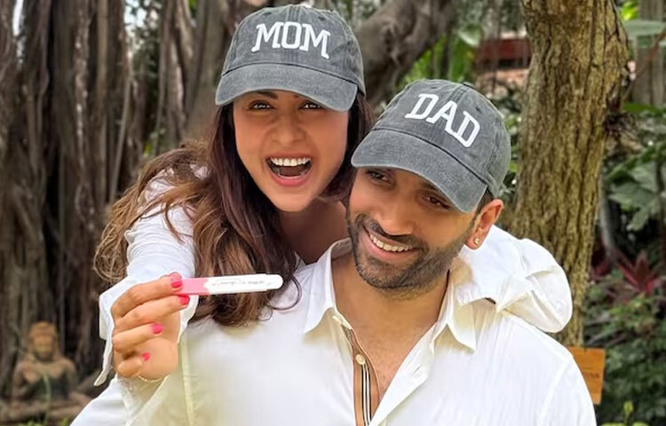 মালভিকা রাজ ও প্রণব বাগ্গা: ‘কভি খুশি কভি গম’-এর ছোট্ট পু চরিত্রে যিনি একসময় দর্শকের মন জয় করেছিলেন, সেই মালভিকা রাজ এখন পূর্ণাঙ্গ অভিনেত্রী ও মা। ২৩ আগস্ট ২০২৫ জন্ম নেয় তাদের কন্যাসন্তান। দশেরা উৎসবের দিনে মালভিকা ও প্রণব প্রকাশ করেন সন্তানের নাম মাহারা। নবদম্পতির এই ছোট্ট পরিবারের ছবি মুহূর্তেই ভাইরাল হয়।