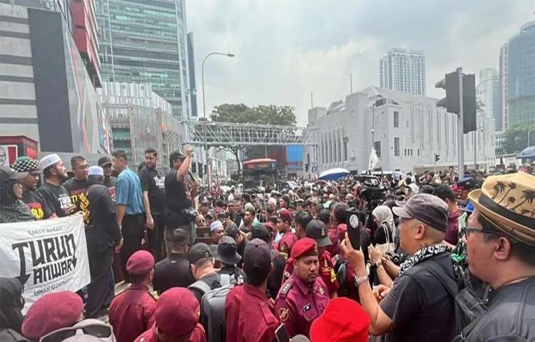 মালয়েশিয়ার রাজধানী কুয়ালালামপুরে হাজার হাজার মানুষ প্রধানমন্ত্রী আনোয়ার ইব্রাহিমের পদত্যাগের দাবিতে বিক্ষোভ শুরু করেছে। ছবি: আহমাদুল কবির