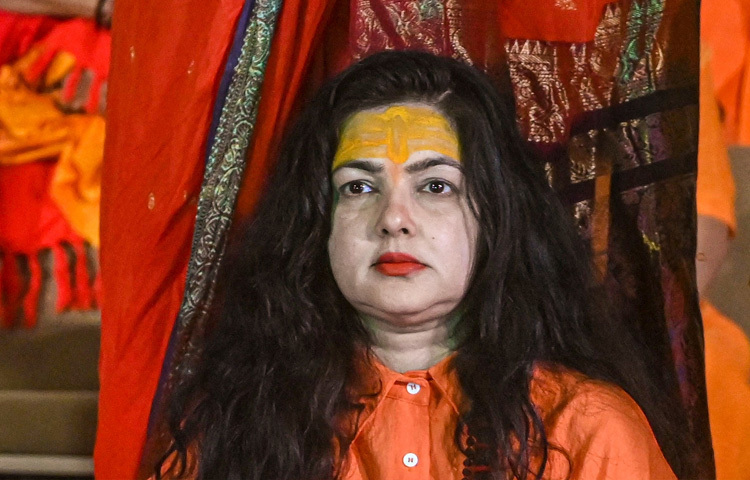 এরপর তিনি আলোচনায় আসেন বিভিন্ন বিতর্কে-কখনো নিখোঁজ থাকার গুঞ্জন, কখনো আন্তর্জাতিক কেলেঙ্কারিতে নাম জড়ানো।