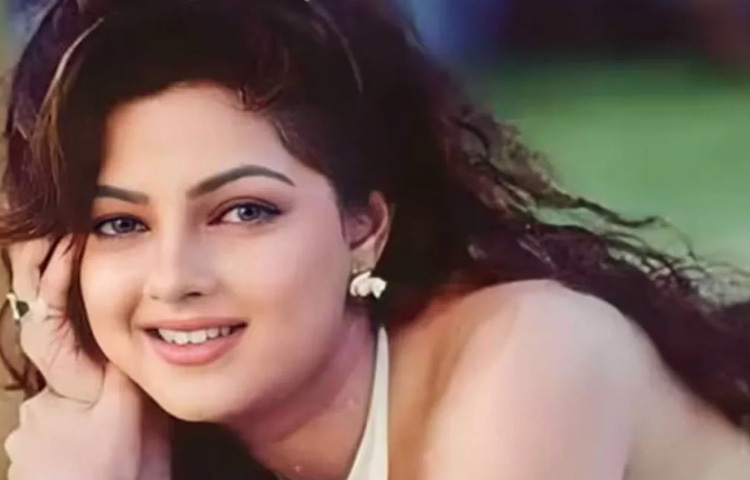 আজ তার জন্মদিনে ভক্তরা হয়তো স্মৃতির অ্যালবাম থেকে একবার ঝালিয়ে নিচ্ছেন সেই রূপসী নায়িকার হাসিমাখা মুখ।