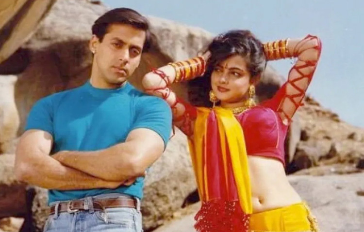 ১৯৯৩ সালে ‘তিরাঙ্গা’ ছবির মাধ্যমে বলিউডে অভিষেক হয় মমতার। তবে তার জনপ্রিয়তা আসে ‘করণ অর্জুন’ (১৯৯৫) ছবিতে, যেখানে তিনি সালমান খানের বিপরীতে ‘ভানু’র চরিত্রে অভিনয় করে রাতারাতি সুপারস্টার হয়ে ওঠেন।