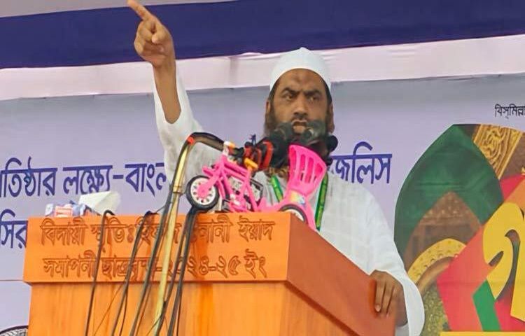 সিরাজগঞ্জ পৌর শহরের মাছুমপুর খেলার মাঠ চত্বরে খেলাফত মজলিস জেলা শাখার আয়োজনে গণসমাবেশে প্রধান অতিথির বক্তব্যে রাখেন বাংলাদেশ খেলাফত মজলিসের আমির মাওলানা মামুনুল হক। ছবি: এম এ মালেক