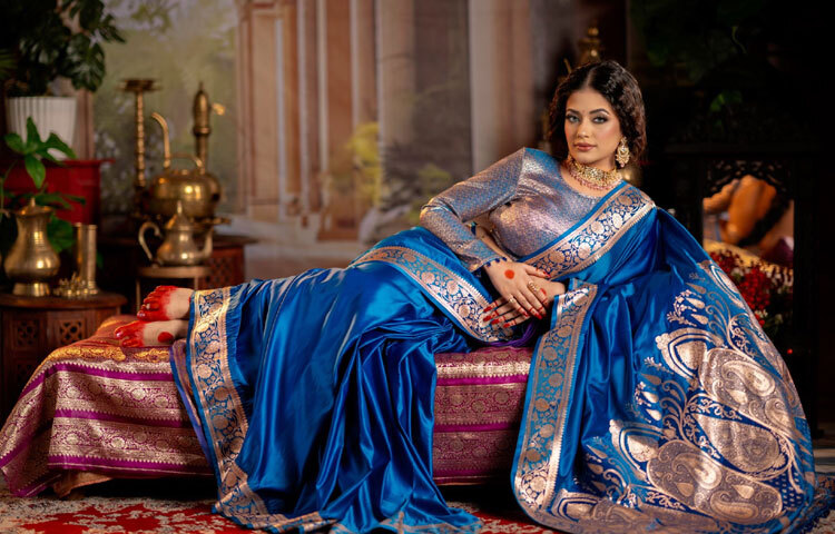 শুধু অষ্টমীর নয়, ভক্তদের সঙ্গে ভাগ করে নিয়েছেন নবমীর সাজও।