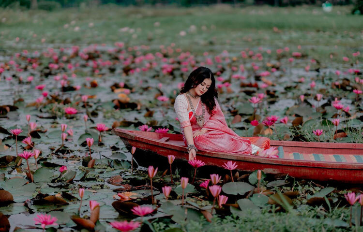 অষ্টমীর সকালে লালপাড় সাদা শাড়িতে সেজে উঠেছিলেন মন্দিরা। শাড়ির ঐতিহ্য আর সাজের অনন্য গাম্ভীর্যে তিনি যেন নিজেই পূজার আনন্দের প্রতীক হয়ে উঠেছেন।