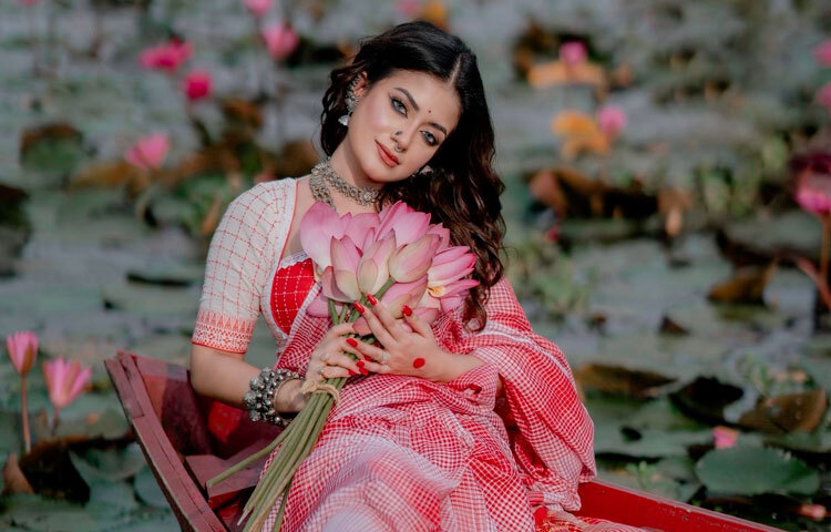 ক্যাপশনে লিখেছেন, ‘শুভ অষ্টমী। মঙ্গল হোক সবার।’ কয়েকটি সহজ বাক্য, তবু যেন মনের ভেতর পৌঁছে দেয় পুজোর সার্বজনীন আনন্দবার্তা।