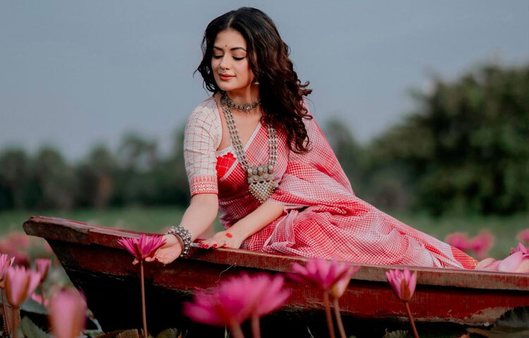 প্রকৃতির শান্ত স্নিগ্ধতায় ভর করে তার উপস্থিতি যেন মনে করিয়ে দেয়-পূজা শুধু আলো ঝলমলে আয়োজন নয়, এটি মনেরও উৎসব।