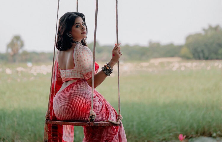 মন্দিরা চক্রবর্তীকে দর্শকরা ইতিমধ্যেই চেনেন টেলিভিশন ও মঞ্চের পরিচিত মুখ হিসেবে। অভিনয়ে তার স্বাভাবিকতা, সংলাপে প্রাণবন্ত ভঙ্গি এবং চিরচেনা হাসি তাকে বিশেষ করে তুলেছে।