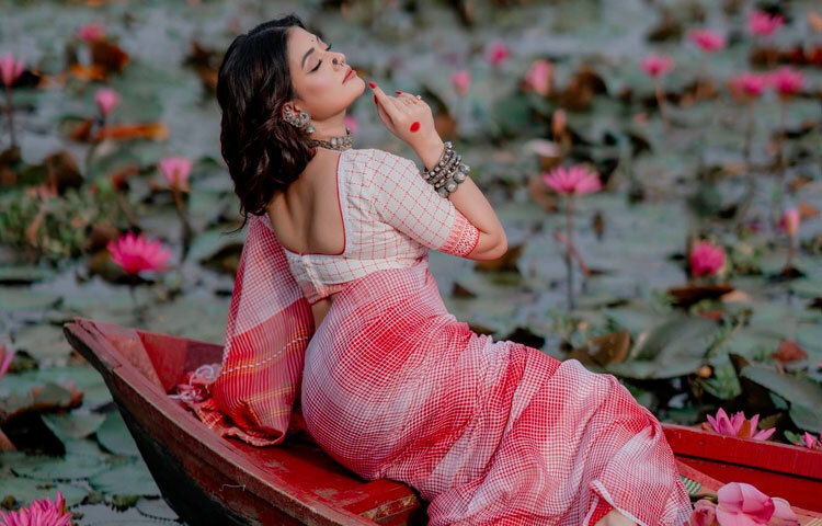 পূজার শেষে যেমন থাকে আশীর্বাদে ভরা বিদায়, তেমনি মন্দিরার ছবিগুলোও যেন মনে করিয়ে দিচ্ছে-জীবন যত ব্যস্ততাই থাকুক না কেন, আনন্দ খুঁজে নিতে হয় ছোট ছোট মুহূর্তে, পূজার রঙে আর আপনজনের ভালোবাসায়।