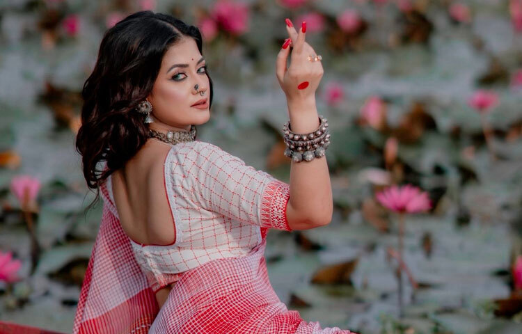 বছরের এই সময়ের অপেক্ষায় থাকে বাঙালিরা। পূজার দিনগুলো তাই প্রত্যেকের জীবনে বয়ে আনে নতুন উদ্দীপনা। আর অভিনেত্রী মন্দিরা চক্রবর্তী সেই আনন্দের মুহূর্তকেই আরও রঙিন করে তুলেছেন নিজের উপস্থিতি আর শুভেচ্ছাবার্তায়।