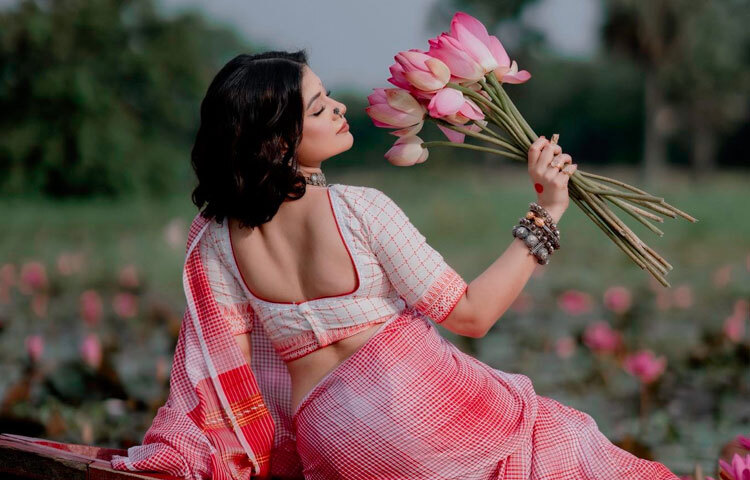 এইবারের ছবিগুলোতে আরেকটি বিশেষ দিক নজর কাড়ে। শহুরে মণ্ডপের কোলাহল নয়, বরং একটি বিলে দাঁড়িয়ে তিনি দিয়েছেন ক্যামেরার সামনে পোজ।