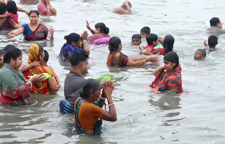 সকাল ৮টা থেকে যমুনা নদীতে এ স্নান কার্যক্রম শুরু হয়। ছবি: বি.এম খোরশেদ